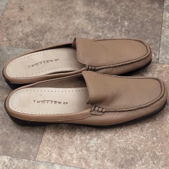 Trotters Shoes - Trotters Women's Leather Tan Slip-On Loafers
